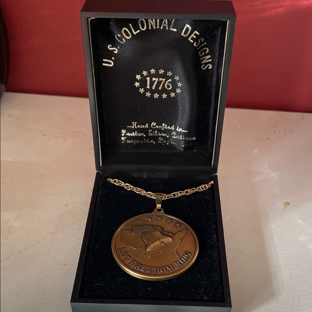 U.S. Colonial Designs 1776 bicentennial Medallion Necklace.